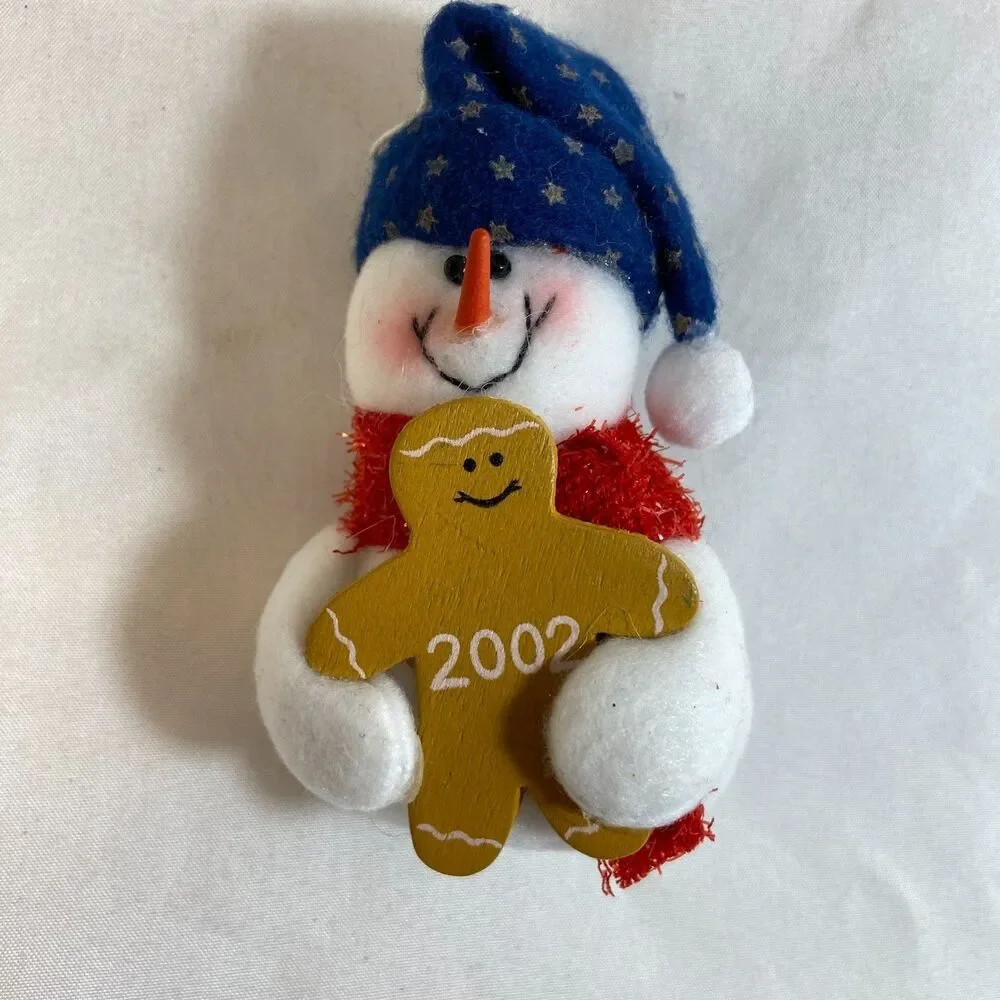 #8286 SNOWMAN 2002 PLUSH CHRISTMAS ORNAMENT 4 in h